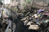 Hà Nội: Dân Thụy Khuê "khốn khổ" sống cùng "bể phốt lộ thiên" dài 3km xây gần 10 năm vẫn chưa hoàn thiện Hà Nội: Dân Thụy Khuê "khốn khổ" sống cùng "bể phốt lộ thiên" dài 3km xây gần 10 năm vẫn chưa hoàn thiện