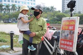 Bé 4 tuổi cùng bố mưu sinh lề đường sắp đi học Bé 4 tuổi cùng bố mưu sinh lề đường sắp đi học