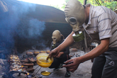 Chuyện lạ làng Vũ Đại: Đeo mặt nạ, thức xuyên đêm canh nồi cá kho bạc triệu Chuyện lạ làng Vũ Đại: Đeo mặt nạ, thức xuyên đêm canh nồi cá kho bạc triệu