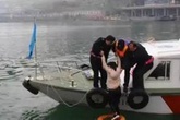 Nhảy sông tự tử, cô gái vẫn nổi trên mặt nước suốt 30 phút mãi không chìm, nguyên do khiến dân mạng "dậy sóng" Nhảy sông tự tử, cô gái vẫn nổi trên mặt nước suốt 30 phút mãi không chìm, nguyên do khiến dân mạng "dậy sóng"