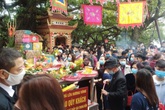 Phủ Tây Hồ mở cửa trở lại sau ngày mùng 1 Tết quá tải, bãi giữ xe, hàng quán cổng đền "bội thu" Phủ Tây Hồ mở cửa trở lại sau ngày mùng 1 Tết quá tải, bãi giữ xe, hàng quán cổng đền "bội thu"