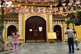 Hà Nội: Đền chùa đóng cửa vì COVID-19, người dân vái vọng trong ngày khai xuân Hà Nội: Đền chùa đóng cửa vì COVID-19, người dân vái vọng trong ngày khai xuân