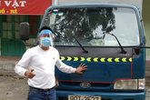 Chuyện người đàn ông di chuyển gần 500km một ngày vận chuyển hàng tiếp ứng cho vùng dịch vì "không thể cầm lòng" Chuyện người đàn ông di chuyển gần 500km một ngày vận chuyển hàng tiếp ứng cho vùng dịch vì "không thể cầm lòng"