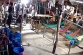 Kinh hãi clip nhóm đòi nợ gồm hàng chục người vây nhà một phụ nữ Kinh hãi clip nhóm đòi nợ gồm hàng chục người vây nhà một phụ nữ