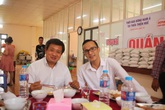 Tiết lộ danh tính đại gia "bí ẩn" chi 60 triệu đồng “thuê” ông Đoàn Ngọc Hải phục vụ người nghèo 30 phút Tiết lộ danh tính đại gia "bí ẩn" chi 60 triệu đồng “thuê” ông Đoàn Ngọc Hải phục vụ người nghèo 30 phút
