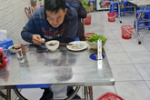 Chủ quán khóc rưng rức vì đã có vách ngăn phòng COVID-19 vẫn vắng như chùa bà Đanh Chủ quán khóc rưng rức vì đã có vách ngăn phòng COVID-19 vẫn vắng như chùa bà Đanh