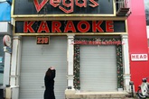 Quán bar, karaoke "cửa đóng then cài" sau lệnh của TP Hà Nội để phòng dịch COVID-19 Quán bar, karaoke "cửa đóng then cài" sau lệnh của TP Hà Nội để phòng dịch COVID-19