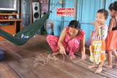 Nỗi ám ảnh trói con vào mạn thuyền giữ mạng và ước mơ lên bờ khắc khoải nơi xóm chài nghèo Nỗi ám ảnh trói con vào mạn thuyền giữ mạng và ước mơ lên bờ khắc khoải nơi xóm chài nghèo