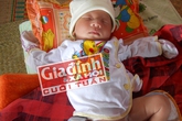 Bé sơ sinh sống sót kỳ diệu sau 13 giờ bị vùi trong rãnh đất Bé sơ sinh sống sót kỳ diệu sau 13 giờ bị vùi trong rãnh đất