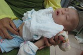Ngằn ngặt tiếng khóc của bé thơ 6 tháng trong kinh hoàng bão lũ Ngằn ngặt tiếng khóc của bé thơ 6 tháng trong kinh hoàng bão lũ