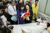 Phó Chủ tịch nước Nguyễn Thị Doan thăm và tặng quà công dân thứ 90 triệu của Việt Nam Phó Chủ tịch nước Nguyễn Thị Doan thăm và tặng quà công dân thứ 90 triệu của Việt Nam