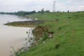 Hàng nghìn người dân lo sợ vì đê sông Chu bị sạt lở trong mùa lũ Hàng nghìn người dân lo sợ vì đê sông Chu bị sạt lở trong mùa lũ
