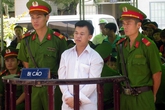 Bị cáo dùng búa tạ đập đầu cha khóc trước tòa Bị cáo dùng búa tạ đập đầu cha khóc trước tòa