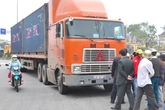 Hai cán bộ bảo hiểm bị container tông, một người chết thảm Hai cán bộ bảo hiểm bị container tông, một người chết thảm