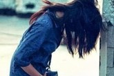 Ép thiếu nữ cho hôn, làm "nô lệ ban đêm" để giữ bí mật Ép thiếu nữ cho hôn, làm "nô lệ ban đêm" để giữ bí mật