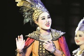 Vợ “con sói” Lê Hùng - diễn viên Hoài Thu: Bỏ chèo vì chồng, “gặt giải” cũng vì chồng Vợ “con sói” Lê Hùng - diễn viên Hoài Thu: Bỏ chèo vì chồng, “gặt giải” cũng vì chồng