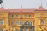 Hình ảnh cờ rủ Quốc tang Đại tướng khắp Thủ đô Hà Nội Hình ảnh cờ rủ Quốc tang Đại tướng khắp Thủ đô Hà Nội
