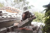 Ông cụ 81 tuổi làm mộ trên mái nhà để chôn hài cốt cha ruột Ông cụ 81 tuổi làm mộ trên mái nhà để chôn hài cốt cha ruột