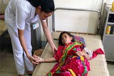 Cháu bé sống sót kể lại phút mẹ và em bị lũ cuốn đi Cháu bé sống sót kể lại phút mẹ và em bị lũ cuốn đi