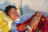 Thầy giáo nghẹn ngào kể lại phút mất con trong lũ Thầy giáo nghẹn ngào kể lại phút mất con trong lũ