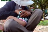 Cháu bé 3 tháng tuổi bị “bố” dầm mưa dãi nắng để xin tiền Cháu bé 3 tháng tuổi bị “bố” dầm mưa dãi nắng để xin tiền