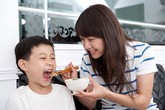 Giúp bé học ăn một cách dễ dàng Giúp bé học ăn một cách dễ dàng
