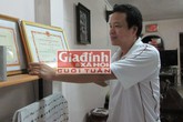 Tấm huân chương vô hình của người cha 3000 ngày cõng con đi học Tấm huân chương vô hình của người cha 3000 ngày cõng con đi học