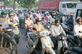 Thu phí sử dụng đường bộ với xe máy từ 12/7 Thu phí sử dụng đường bộ với xe máy từ 12/7