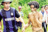 Sống cùng cha hơn 40 năm trong rừng sâu: Nói bập bẹ, sợ hãi khi có người lạ Sống cùng cha hơn 40 năm trong rừng sâu: Nói bập bẹ, sợ hãi khi có người lạ