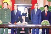 Chủ tịch nước ký Lệnh công bố Hiến pháp Chủ tịch nước ký Lệnh công bố Hiến pháp