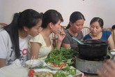 Người Hà Nội đua ăn đặc sản vùng miền Người Hà Nội đua ăn đặc sản vùng miền