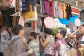 Hàng hoá ê hề, sức mua èo uột Hàng hoá ê hề, sức mua èo uột