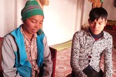 Mẹ chứng kiến con bị đánh gãy chân tay mà không thể vào cứu Mẹ chứng kiến con bị đánh gãy chân tay mà không thể vào cứu