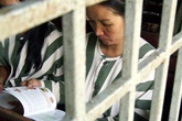 "Thâm cung bí sử" (57-7): Nụ hôn trước cửa trại giam "Thâm cung bí sử" (57-7): Nụ hôn trước cửa trại giam