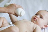 Trẻ dễ viêm phổi, ngộ độc vì dùng phấn rôm Trẻ dễ viêm phổi, ngộ độc vì dùng phấn rôm