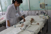 Thương cảm hai bé bị bỏng nặng do chập điện Thương cảm hai bé bị bỏng nặng do chập điện