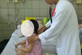 Uống nhầm dầu hỏa, bé 3 tuổi ngộ độc Uống nhầm dầu hỏa, bé 3 tuổi ngộ độc
