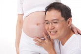 Bí mật thú vị giữa bố và em bé trong bụng mẹ Bí mật thú vị giữa bố và em bé trong bụng mẹ