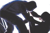 Bị người yêu gạ vào nhà nghỉ "quan hệ", gã trai làng vô tình phạm tội hiếp dâm Bị người yêu gạ vào nhà nghỉ "quan hệ", gã trai làng vô tình phạm tội hiếp dâm