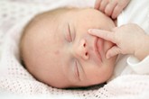 Sự phát triển bình thường của bé 9 tháng tuổi mẹ nên biết Sự phát triển bình thường của bé 9 tháng tuổi mẹ nên biết