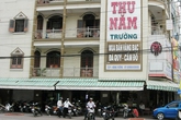 Nghi can cướp tiệm vàng phi thân qua vách kính Nghi can cướp tiệm vàng phi thân qua vách kính