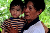 Bắt tài xế hất văng nữ phóng viên trong siêu bão Bắt tài xế hất văng nữ phóng viên trong siêu bão
