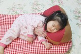 Cho bé nằm gối, lợi bất cập hại Cho bé nằm gối, lợi bất cập hại