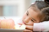 Ép con ăn mẹ hại tuổi thơ con Ép con ăn mẹ hại tuổi thơ con