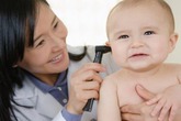 Thực hư chuyện nằm ăn bị viêm tai giữa Thực hư chuyện nằm ăn bị viêm tai giữa