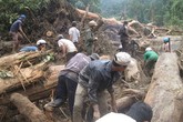 Vợ ôm xác chồng khóc ngất sau vụ lở núi chết 4 người Vợ ôm xác chồng khóc ngất sau vụ lở núi chết 4 người