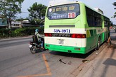 Một phụ nữ bị cửa xe buýt cắt nát chân Một phụ nữ bị cửa xe buýt cắt nát chân