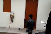 Ôm hoa, quỳ gối trước phòng trọ cầu xin người yêu Ôm hoa, quỳ gối trước phòng trọ cầu xin người yêu