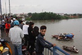 Bị vợ vác gậy đuổi, người đàn ông nhảy cầu tự tử Bị vợ vác gậy đuổi, người đàn ông nhảy cầu tự tử