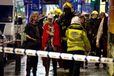 Sập trần Nhà hát Apollo ở London, 88 người bị thương Sập trần Nhà hát Apollo ở London, 88 người bị thương